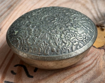 Vintage Etched Metal Trinket Dish with Lid – Floral Engraved Round Jewelry Box, Boho Vanity Decor, Small Decorative Storage Dish