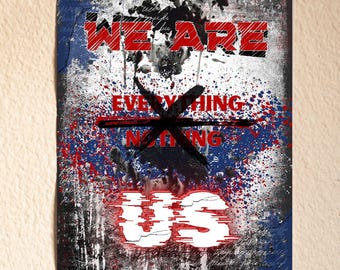 Plakat w stylu grunge z abstrakcyjnym tekstem „Jesteśmy sobą”: Emocjonalna sztuka ścienna do druku (do pobrania w wersji cyfrowej)