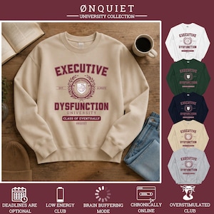 Peut inclure: Un sweat-shirt beige à col rond arborant le texte bordeaux "EXECUTIVE DYSFUNCTION UNIVERSITY" et un emblème central. Le motif inclut les mentions "EST. ALWAYS" et "CLASS OF EVENTUALLY" avec la marque "ØNQUIET" imprimée en dessous.
