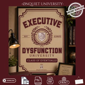 Könnte beinhalten: Ein rechteckiges Poster mit cremefarbenem Hintergrund und dunkelrotem Text, der EXECUTIVE DYSFUNCTION UNIVERSITY lautet. Es zeigt ein zentrales Emblem mit einem Gehirnsymbol, Lorbeerblättern und dem Text HONOR PROGRAM. Darunter steht CLASS OF EVENTUALLY.