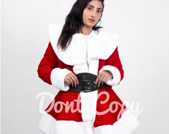 Puede incluir: Un abrigo rojo de Papá Noel con ribete de piel sintética blanca y un cinturón negro. El abrigo tiene un cuello blanco ancho y una falda acampanada. El texto "Dont Copy" es visible.