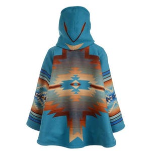 Może przedstawiać: Turkusowe poncho z kapturem z geometrycznym wzorem inspirowanym stylem południowo-zachodnim w odcieniach pomarańczu, brązu i kremu. Poncho posiada kaptur i szeroki, luźny kształt, odpowiedni do odzieży wierzchniej.