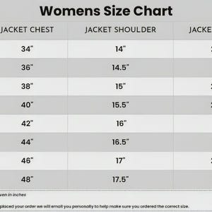Może przedstawiać: Tabela rozmiar&oacute;w zatytułowana "Womens Size Chart" z wymiarami w calach. Tabela zawiera wymiary klatki piersiowej, ramion i rękaw&oacute;w kurtek dla rozmiar&oacute;w od XS do 4XL. Tekst "All dimensions are given in inches" znajduje się na dole.