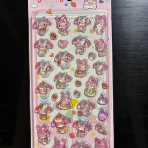 Puede incluir: Un juego de tres tazas de cerámica con un acabado moteado y mate. Las tazas son de color crema, gris claro y gris oscuro. Cada taza tiene un diseño simple y minimalista y un asa redondeada.