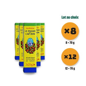 Op de afbeelding: Een set gele rechthoekige tubes Harissa van Le Phare du Cap Bon, voorzien van een vuurtorenillustratie en rode chilipepers. De tekst bevat 'Harissa', 'Le Phare du Cap Bon' en 'De Tunisie'. Twee oranje cirkels tonen opties voor 8 x 70g of 12 x 70g.