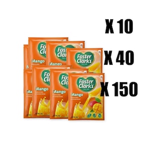 Op de afbeelding: Oranje zakjes Foster Clark's Mango gearomatiseerde poederdrank. De zakjes hebben een groen en wit logo met een mango en een glas mangodrank. De afbeelding toont hoeveelheden van 10, 40 en 150 zakjes.
