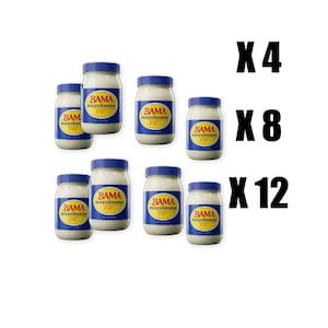 Peut inclure: Plusieurs pots de mayonnaise BAMA avec des couvercles bleus sont présentés en groupes de quatre, huit et douze. Les étiquettes des produits sont jaunes et bleues. Le texte "X4", "X8" et "X12" est affiché en noir.