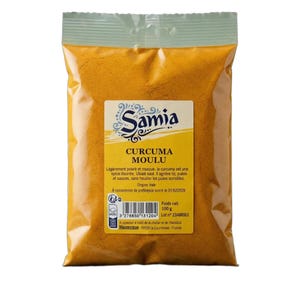 Puede incluir: Una bolsa de plástico transparente llena de polvo de cúrcuma molida de color amarillo brillante. La etiqueta presenta la marca Samia, el texto CURCUMA MOULU, un código de barras y un peso neto de 100 g. El envase está sellado con un orificio.