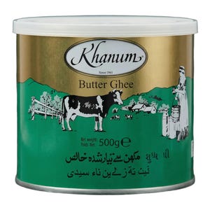 Peut inclure: Un récipient cylindrique de Khanum Butter Ghee avec une étiquette dorée et verte. L'étiquette présente une illustration en noir et blanc d'une vache, d'une ferme et d'une personne avec un seau. Elle affiche le texte Khanum, Butter Ghee et 500g.