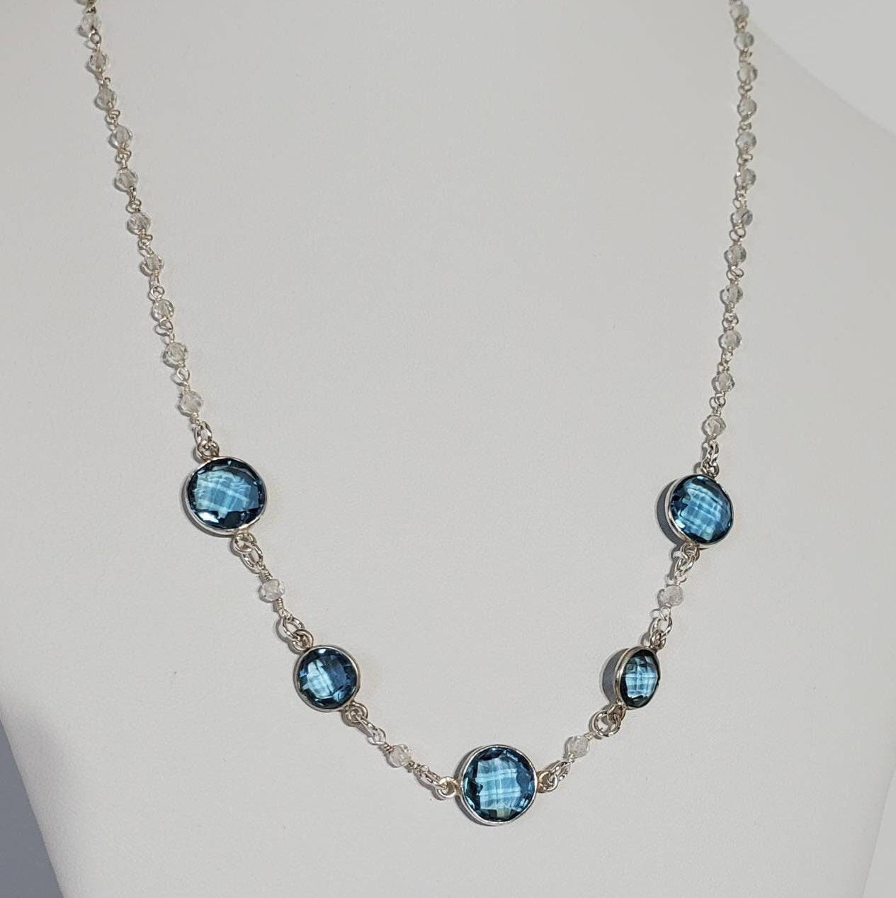 Get the Perfect Aquamarine Necklaces | GLAMIRA.in