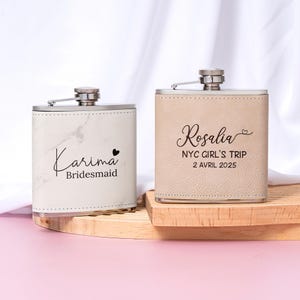 Pode incluir: Duas garrafas de bolso personalizadas. Uma é branca com um padrão de mármore e o nome "Karima" e a palavra "Bridesmaid". A outra é bege com o nome "Rosalia" e o texto "NYC GIRL'S TRIP 2 AVRIL 2025". Ambas têm tampas prateadas.
