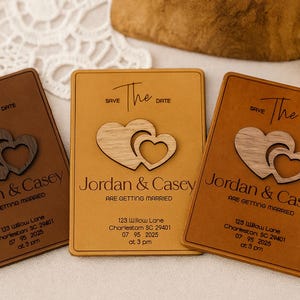 Invitación de cuero y madera para bodas, negocios, reuniones y eventos de lujo. Invitación personalizada con grabado "Guarda la fecha" y recuerdo de evento.