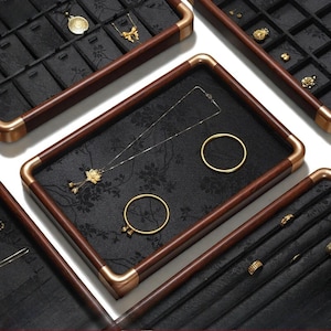 Bandeja de madera de lujo para exhibir joyas: organizador de terciopelo negro con detalles dorados
