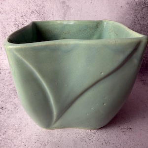 Vaso vintage Roseville RRP - Ceramica di metà secolo verde acqua con motivo a foglie sfaccettate