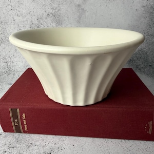 Maceta McCoy vintage – Econoline 502, cuenco de cerámica acanalada color marfil mate