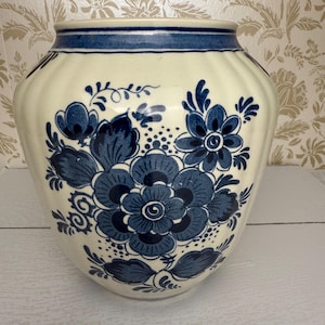 Hand-Painted Blauw Delfts Floral Vase – Made in Holland – Vintage Delftware