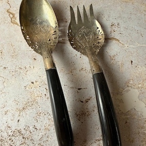 Servidores de ensalada antiguos de plata esterlina malasia con mangos de cuerno - Juego de servir con decoración repujada