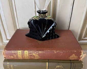 Frasco de perfume Art Déco de cristal negro, tapón de cristal y latón con incrustaciones de joyas, Checoslovaquia, años 20-30.