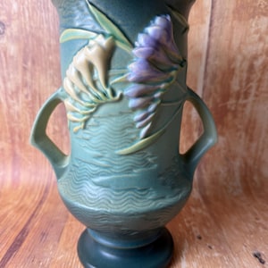 Jarrón Roseville Freesia vintage 123-9 – Verde musgo con flores de lavanda y dos asas, 1945