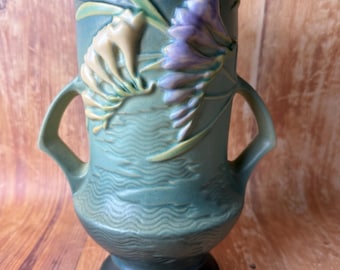 Jarrón Roseville Freesia vintage 123-9 – Verde musgo con flores de lavanda y dos asas, 1945
