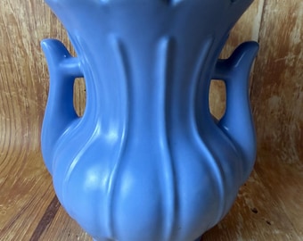 Jarrón vintage RumRill H49 – Cerámica artística azul bígaro mate, década de 1940, asas dobles, 20 cm de alto.