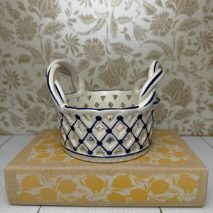 Cesta de cerámica portuguesa vintage pintada a mano con asas trenzadas