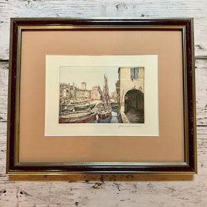 Vintage handgekleurde koperen plaatets met boten — Kanaalscène van Venetië, gesigneerd door kunstenaar