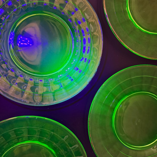 Vintage Uranium Glass Plates – Block Optic Pattern, 1920s–1930s – Set of 8