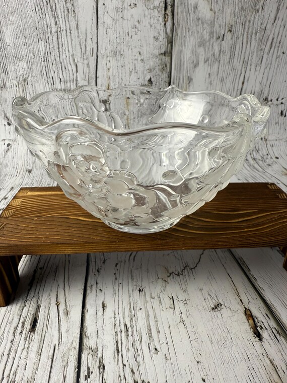 Vintage-Inspired Pressed Glass Christmas Bowl – Santa & Tree Holiday Serving Dish
