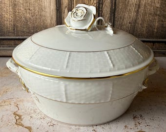 Sopera de porcelana Herend con tapa, borde dorado y remate de rosa pintado a mano.