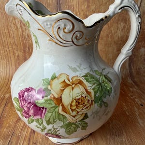 Pichet floral antique en poterie de buffle - Style néo-victorien, garnitures dorées