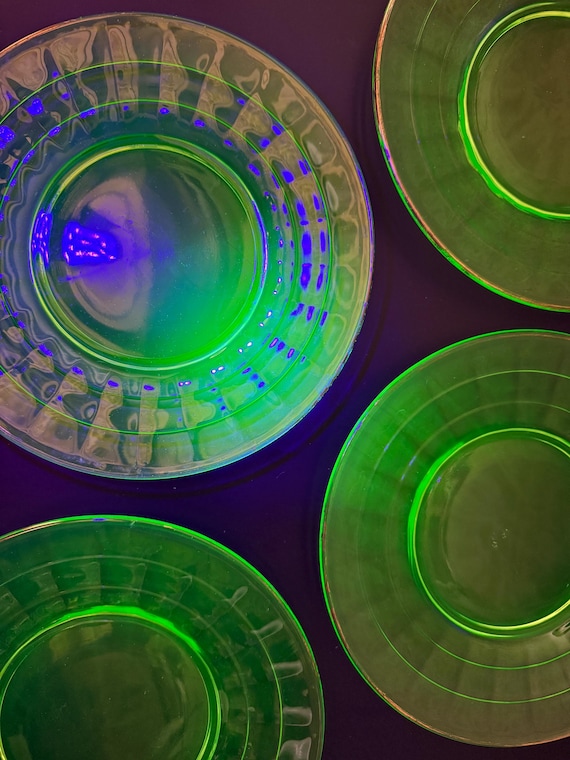 Vintage Uranium Glass Plates – Block Optic Pattern, 1920s–1930s – Set of 8