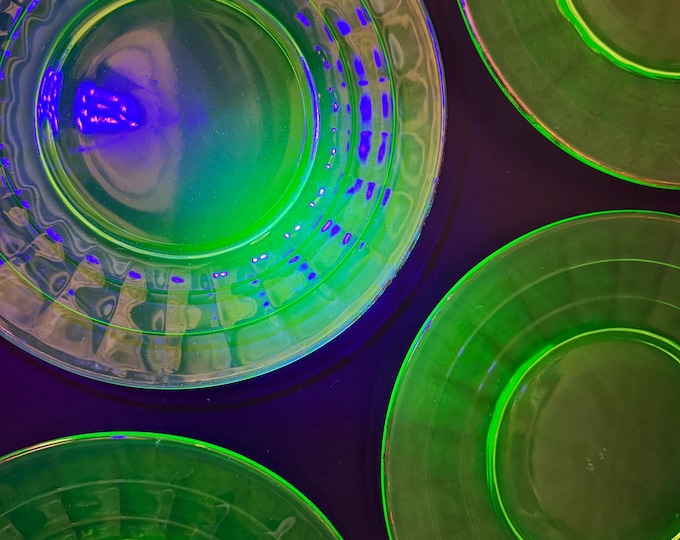 Vintage Uranium Glass Plates – Block Optic Pattern, 1920s–1930s – Set of 8