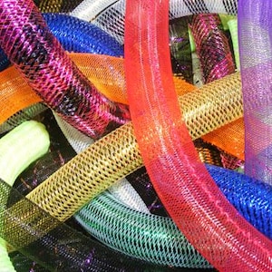 Könnte beinhalten: Eine Sammlung von röhrenförmigen Bastelschläuchen aus Netzgewebe in verschiedenen leuchtenden Farben wie Rot, Blau, Orange, Gold, Lila, Grün und Schwarz. Jedes Stück hat eine flexible, metallisch glänzende Struktur mit offenem Gewebe.