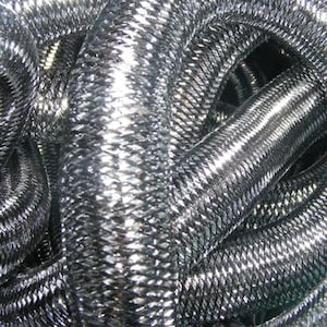 Könnte beinhalten: Ein flexibler, gewickelter Metallschlauch mit einer eng geflochtenen Außenseite aus Edelstahl. Die Oberfläche hat ein stark reflektierendes, silberfarbenes Finish mit einer ausgeprägten Kreuzschraffur durch die ineinandergreifenden Metallstränge.
