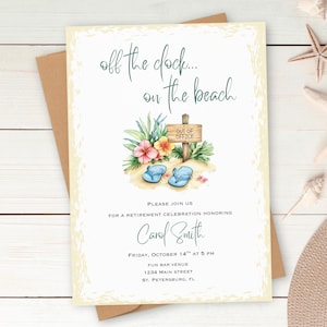 Puede incluir: Una invitación con temática de playa con el texto "off the clock... on the beach". La invitación presenta ilustraciones de acuarela de una escena de playa con un letrero que dice "Out of Office", flores y chanclas. La invitación es para una jubilación.