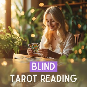 Könnte beinhalten: Eine Person hält Tarotkarten, mit dem Text "BLIND TAROT READING" in einem lila Banner. Die Szene spielt sich in Innenräumen mit Pflanzen und sanfter Beleuchtung ab und schafft eine mystische Atmosphäre. Die Karten haben komplizierte Designs.