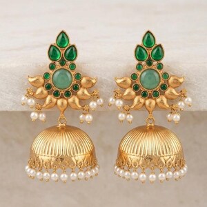 Pendientes Jhumka de color verde esmeralda chapados en oro, pendientes colgantes de perlas con forma de pétalos florales