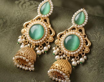 Pendientes jhumka de ojo de gato verde menta chapados en oro, pendientes victorianos de perlas pequeñas