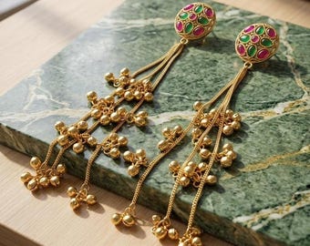 Pendientes colgantes llamativos de oro con piedras rojas y verdes, joyería étnica tradicional india.