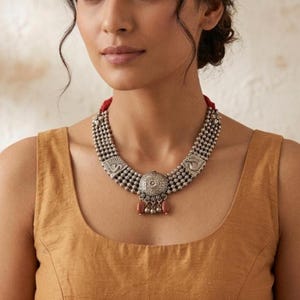 Collar multicapa de plata oxidada, con motivo de cisne Hamsa y detalles de piedra solar, joyería étnica india.