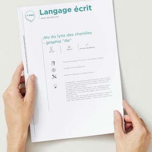 Peut inclure: Une feuille de papier blanche, intitulée "Langage écrit", est tenue par deux mains. Le document présente le texte "Jeu du lynx des chenilles - graphie 'ille'" et d'autres textes et icônes. Il s'agit d'un jeu de lecture.