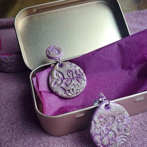 Pendientes de clip de encaje rosa empolvado y dorado – pendientes de clip de arcilla polimérica – pieza única hecha a mano – pendientes rosa rubor y dorado