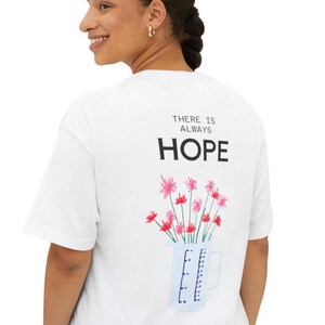 花柄Tシャツ - がん患者がデザイン | 持続可能なファッションで社会貢献 | 実話をもとに