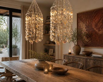 Lustre de luxo feito à mão com conchas do mar – Luminária de destaque em estilo boho costeiro, pendente com conchas e contas naturais, elegante luminária de teto inspirada no oceano.