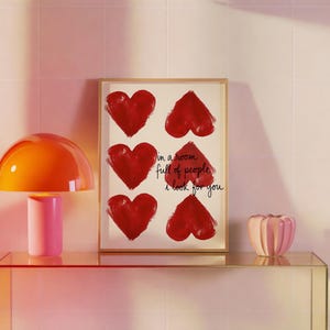 En una habitación llena de gente te busco a ti. Lámina con cita en rosa, tipografía retro manuscrita, decoración femenina estilo Y2K para dormitorio universitario, arte de pared para encima de la cama (sin marco). imagen 4