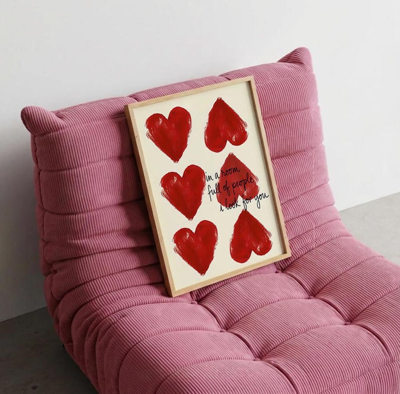 En una habitación llena de gente te busco a ti. Lámina con cita en rosa, tipografía retro manuscrita, decoración femenina estilo Y2K para dormitorio universitario, arte de pared para encima de la cama (sin marco). imagen 2