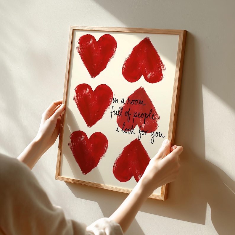 En una habitación llena de gente te busco a ti. Lámina con cita en rosa, tipografía retro manuscrita, decoración femenina estilo Y2K para dormitorio universitario, arte de pared para encima de la cama (sin marco). imagen 5