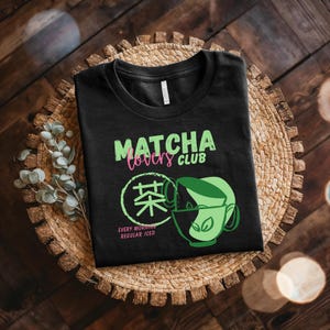 Matcha Lovers Club T-Shirt, Iced oder Hot Matcha Lover Shirt, Cafe Ästhetisches Grafik-T-Shirt, Bella Canvas® Trendy Green Tea T-Shirt für Frauen, Vibes