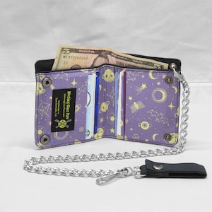 Cartera vegana de Halloween morada con cadena, calabazas, calaveras, ataúdes y murciélagos, bolsillos de tela, cartera de lona negra, princesa espeluznante, estilo cósmico.